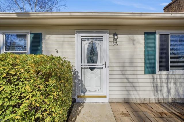1616 Woodbriar LN, Chesapeake, VA 23323