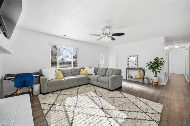 1616 Woodbriar LN, Chesapeake, VA 23323