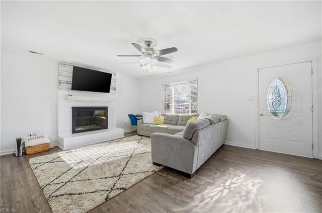 1616 Woodbriar LN, Chesapeake, VA 23323