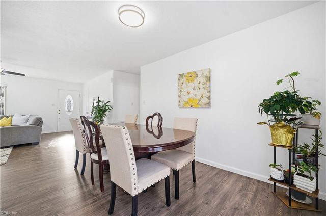 1616 Woodbriar LN, Chesapeake, VA 23323