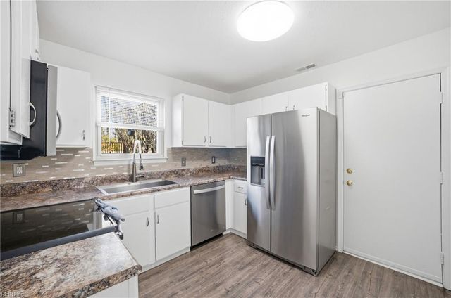 1616 Woodbriar LN, Chesapeake, VA 23323