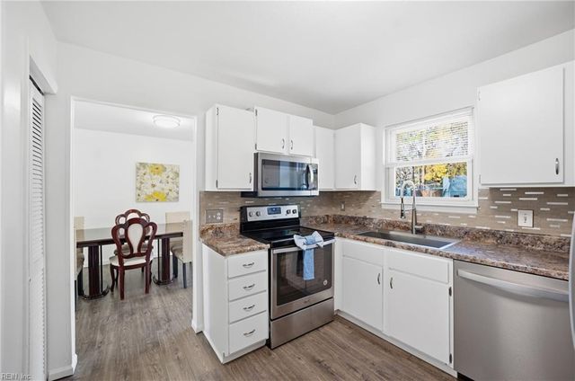 1616 Woodbriar LN, Chesapeake, VA 23323