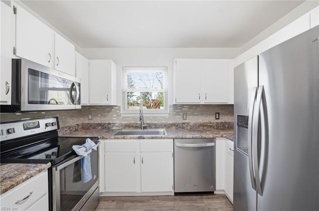 1616 Woodbriar LN, Chesapeake, VA 23323