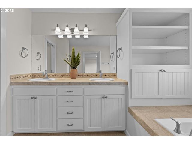 16465 Oaktree Ter, Oregon City, OR 97045