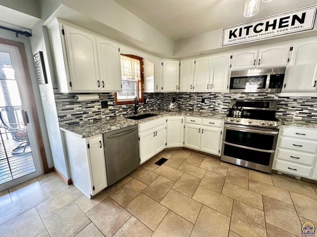 4453 SW Colly Creek DR, Topeka, KS 66610