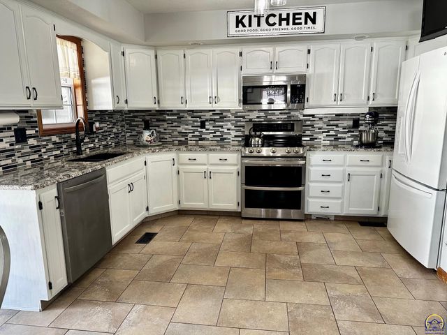 4453 SW Colly Creek DR, Topeka, KS 66610