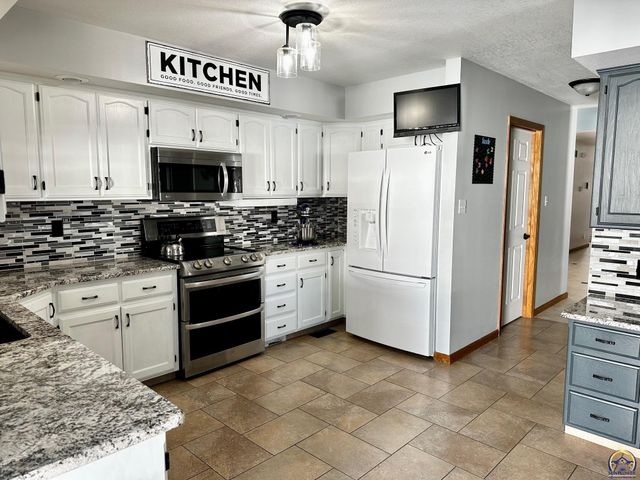 4453 SW Colly Creek DR, Topeka, KS 66610