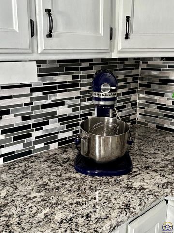 4453 SW Colly Creek DR, Topeka, KS 66610