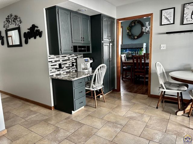 4453 SW Colly Creek DR, Topeka, KS 66610