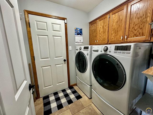 4453 SW Colly Creek DR, Topeka, KS 66610