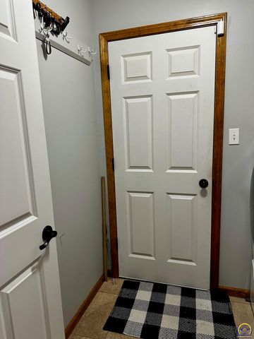 4453 SW Colly Creek DR, Topeka, KS 66610