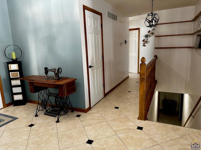 4453 SW Colly Creek DR, Topeka, KS 66610