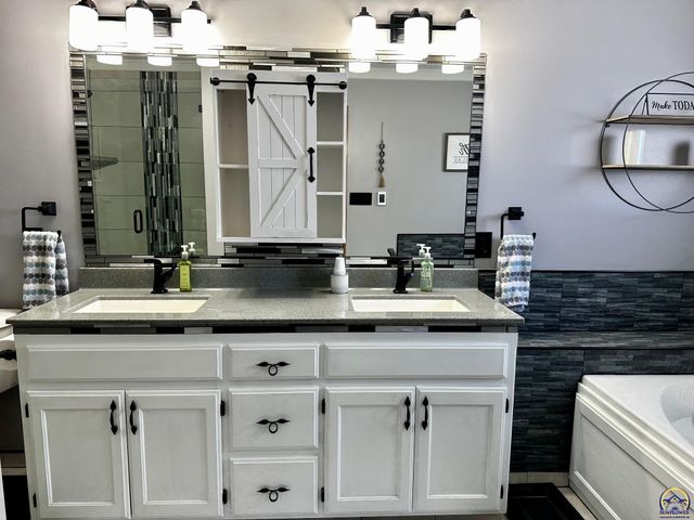 4453 SW Colly Creek DR, Topeka, KS 66610