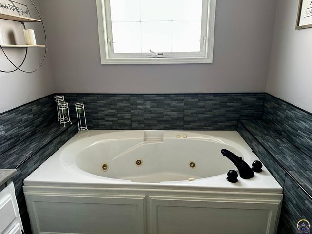 4453 SW Colly Creek DR, Topeka, KS 66610