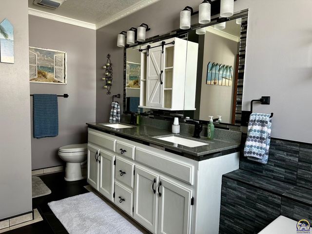 4453 SW Colly Creek DR, Topeka, KS 66610