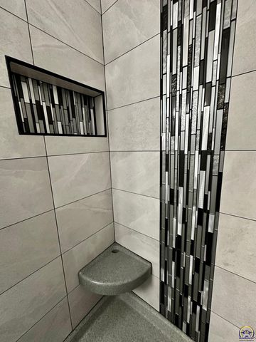 4453 SW Colly Creek DR, Topeka, KS 66610