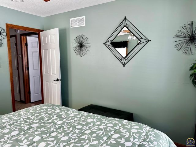 4453 SW Colly Creek DR, Topeka, KS 66610