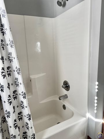 4453 SW Colly Creek DR, Topeka, KS 66610