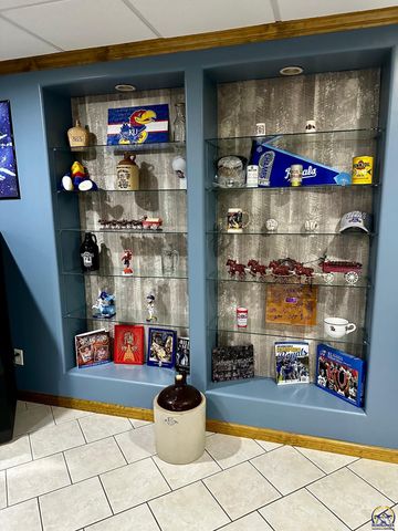 4453 SW Colly Creek DR, Topeka, KS 66610