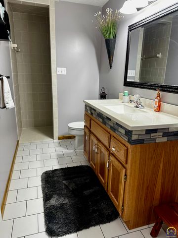 4453 SW Colly Creek DR, Topeka, KS 66610