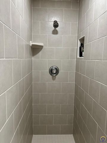 4453 SW Colly Creek DR, Topeka, KS 66610