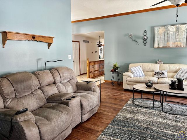 4453 SW Colly Creek DR, Topeka, KS 66610