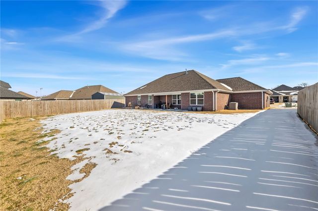 622 Kayla Maria Street, Prairie Grove, AR 72753