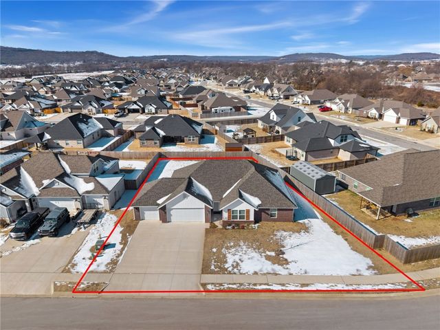 622 Kayla Maria Street, Prairie Grove, AR 72753