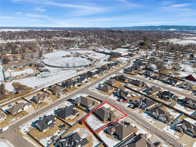 622 Kayla Maria Street, Prairie Grove, AR 72753