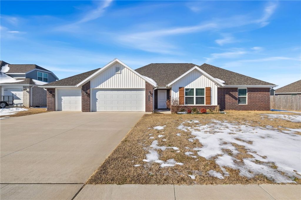 622 Kayla Maria Street, Prairie Grove, AR 72753