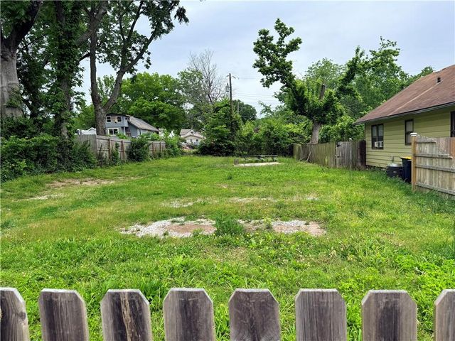 2750 Lister Avenue, Kansas City, MO 64128