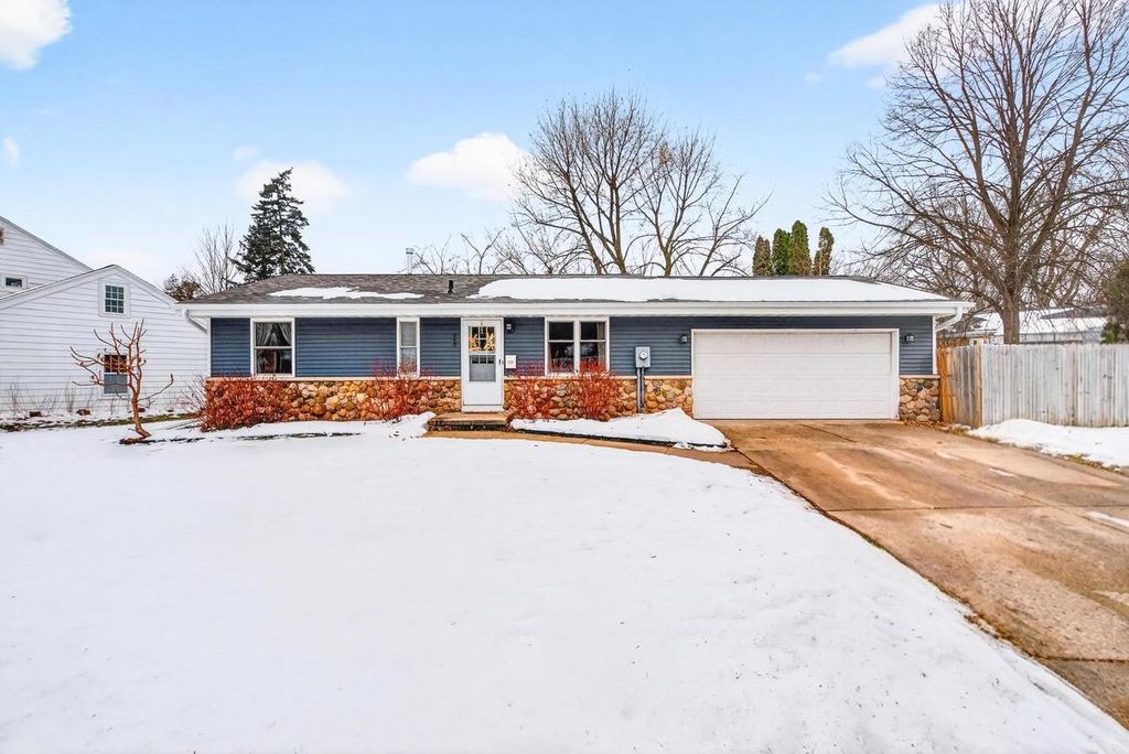 345 RIVER DRIVE, Appleton, WI 54915