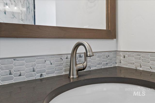 7094 N Canter Trail Ave, Meridian, ID 83646