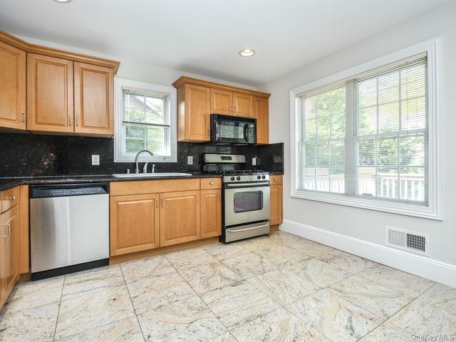 51 Inwood Road B, Port Washington, NY 11050