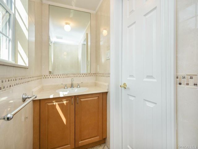 51 Inwood Road B, Port Washington, NY 11050