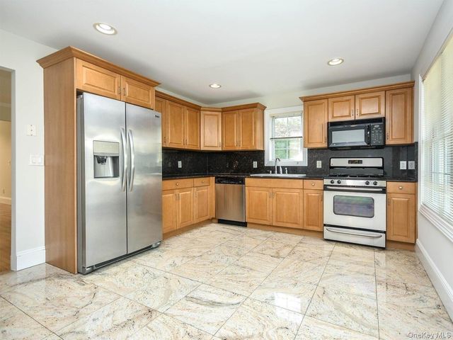 51 Inwood Road B, Port Washington, NY 11050