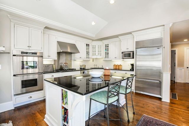 199 E Bay Road APT 12, Osterville, MA 02655