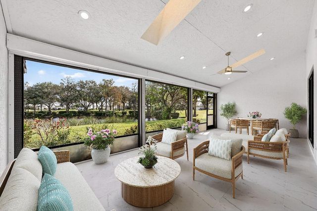 6 Clubhouse Lane, Boynton Beach, FL 33436