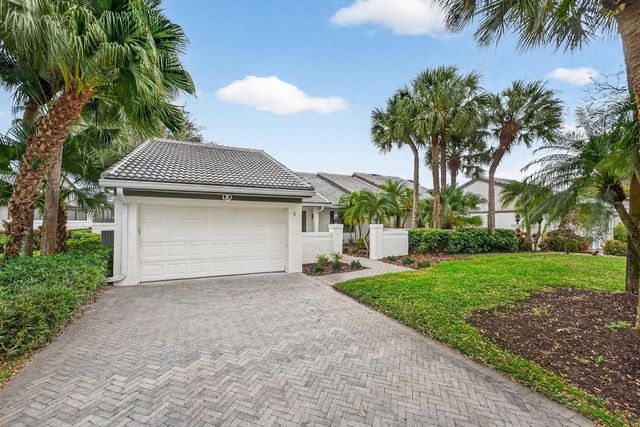 6 Clubhouse Lane, Boynton Beach, FL 33436