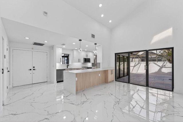 6 Clubhouse Lane, Boynton Beach, FL 33436