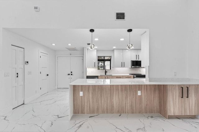 6 Clubhouse Lane, Boynton Beach, FL 33436