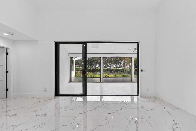 6 Clubhouse Lane, Boynton Beach, FL 33436