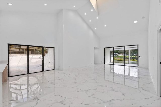 6 Clubhouse Lane, Boynton Beach, FL 33436