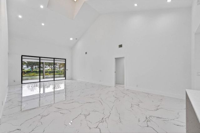 6 Clubhouse Lane, Boynton Beach, FL 33436