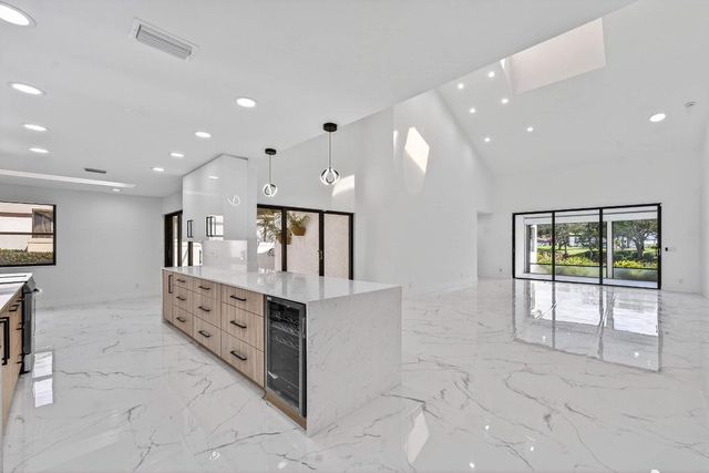 6 Clubhouse Lane, Boynton Beach, FL 33436