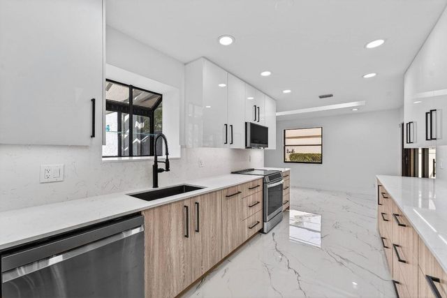 6 Clubhouse Lane, Boynton Beach, FL 33436