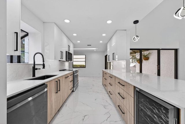 6 Clubhouse Lane, Boynton Beach, FL 33436