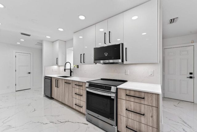 6 Clubhouse Lane, Boynton Beach, FL 33436