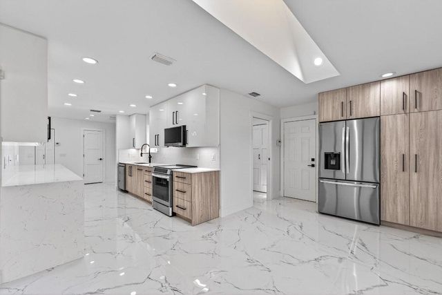 6 Clubhouse Lane, Boynton Beach, FL 33436