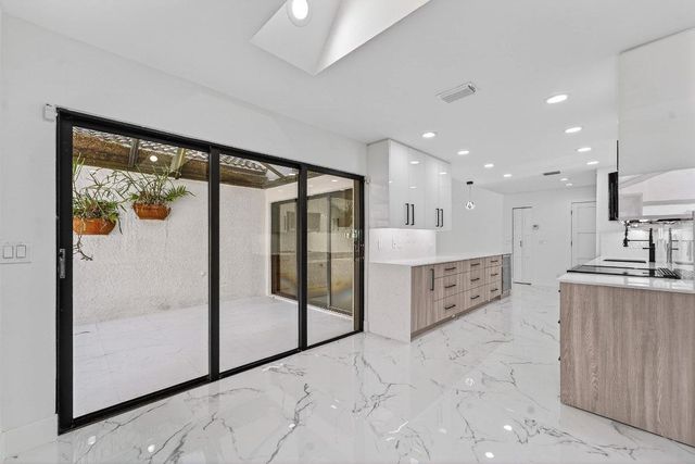 6 Clubhouse Lane, Boynton Beach, FL 33436